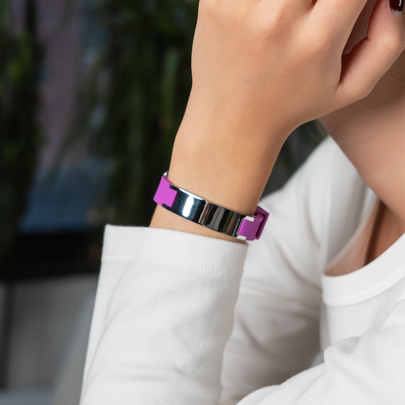 Attractive unisex silicone bracelet with magnets and negative ions