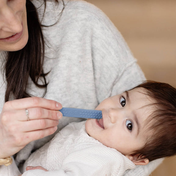 ezpz baby led toothbrush and sensory tongue depressor in indigo blue #color_indigo